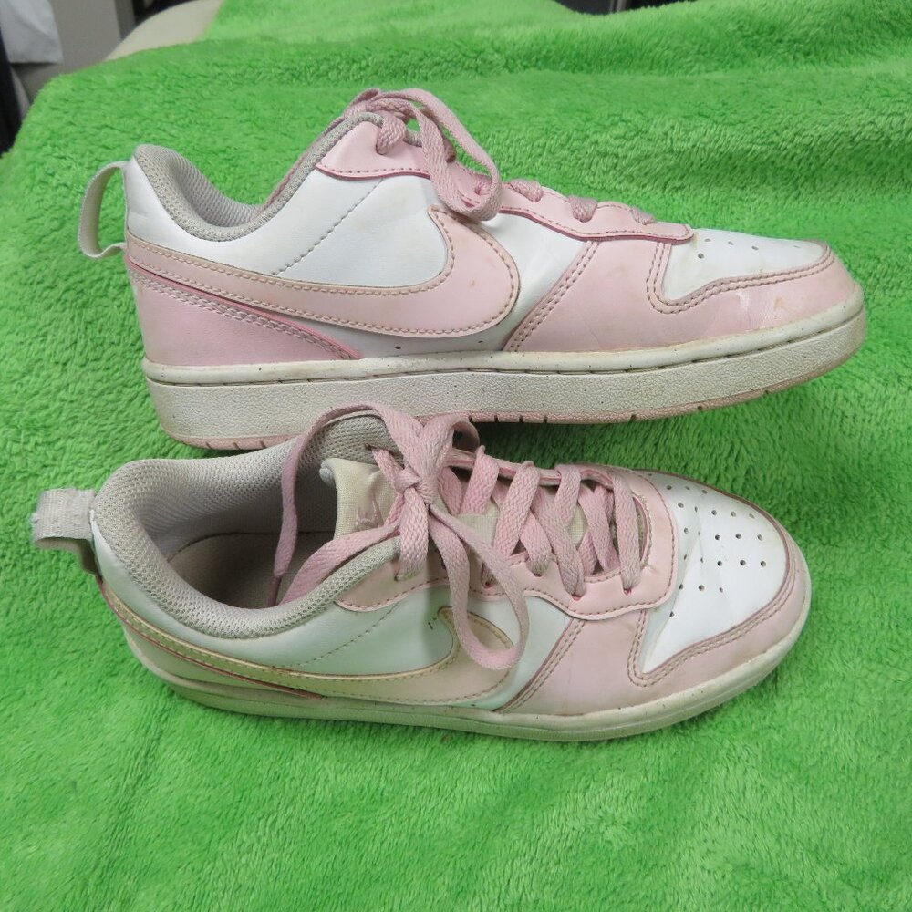 Nike Girls Pink Sneakers sz 4Y